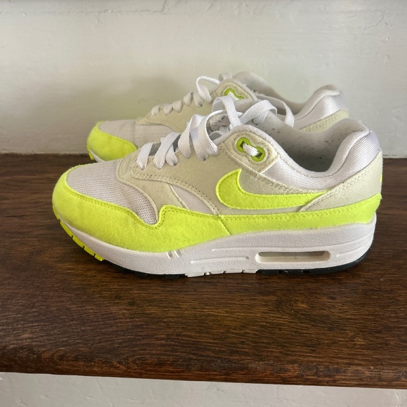 Nike Shoes - Nike Air Max size 6